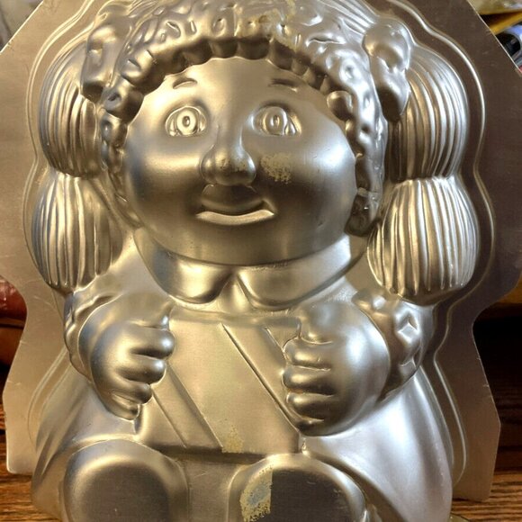 Cake Pan Cabbage Patch Doll Stand Up Cake Decorating 1980s Birthday Vintage - Picture 1 of 3